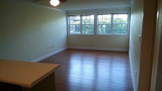 Building Photo - 2749 Sullins St