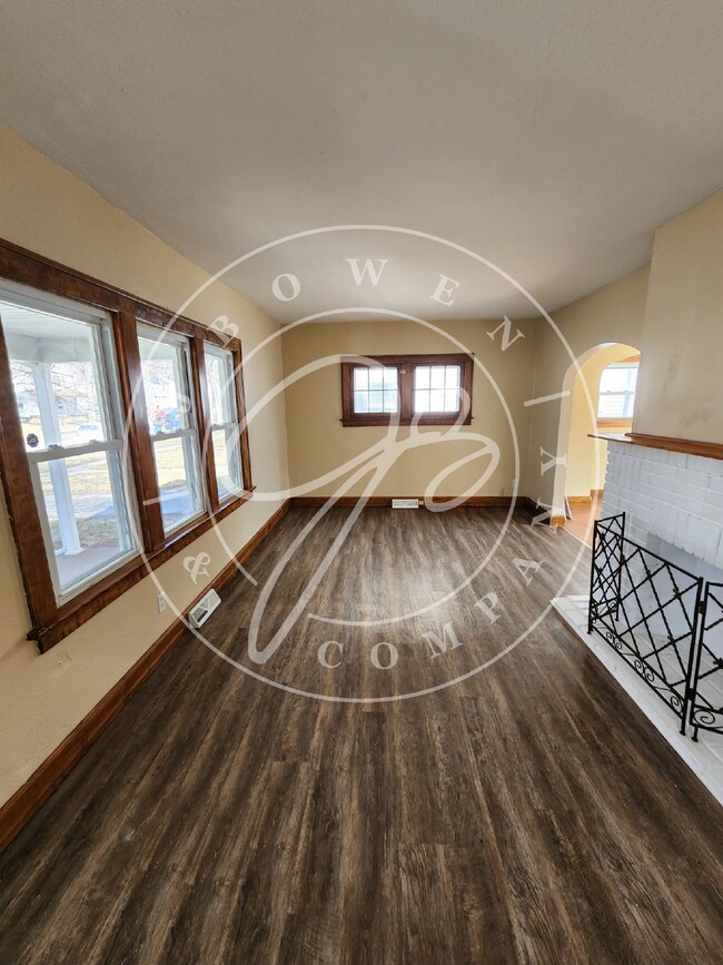 Foto del edificio - 3 bed 1 bath over 1200 Sq ft. and full basement!