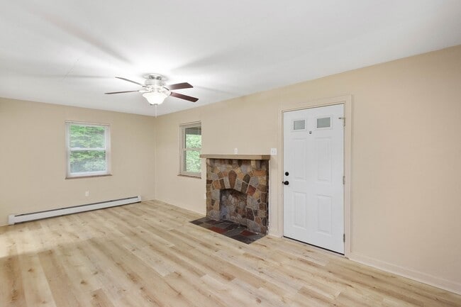 Building Photo - Stunning 3 bedroom home in Wilkins Township available June 15!