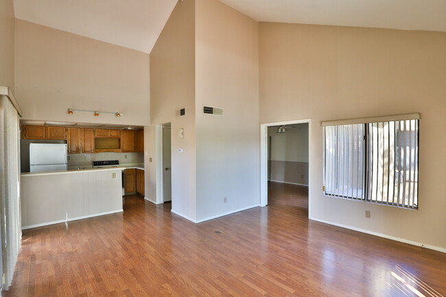 Building Photo - 1432 W Emerald Ave