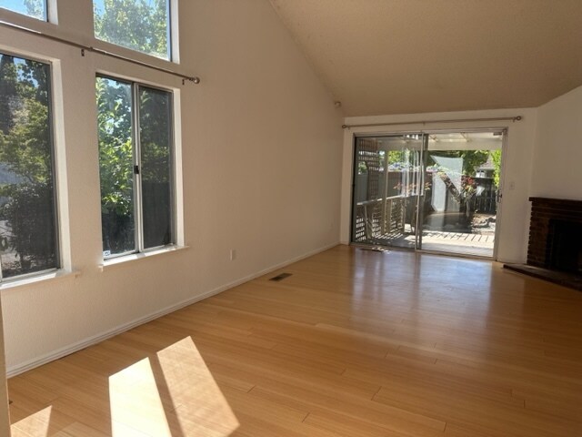 Living room - 5001 Lakeview Cir