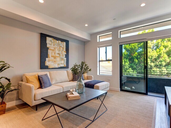 Building Photo - 338 N Mariposa Ave