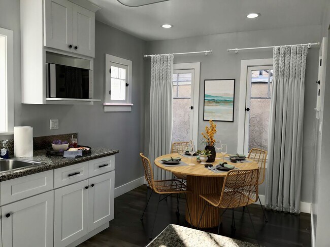 Foto del edificio - Lovely detached back house w/ 2car garage