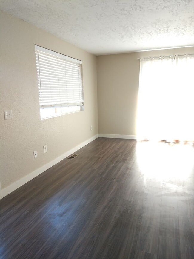 Building Photo - 615 Cowgill Ave