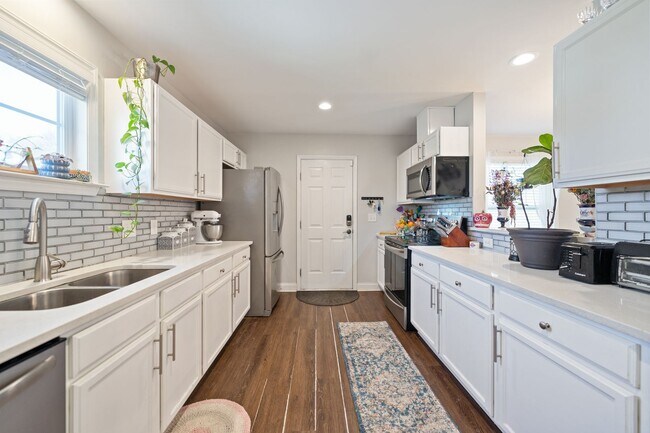Building Photo - Charming 3BR Row House near Downtown Durha...