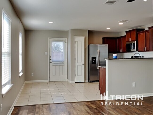 Foto del edificio - 8122 Hall View Dr