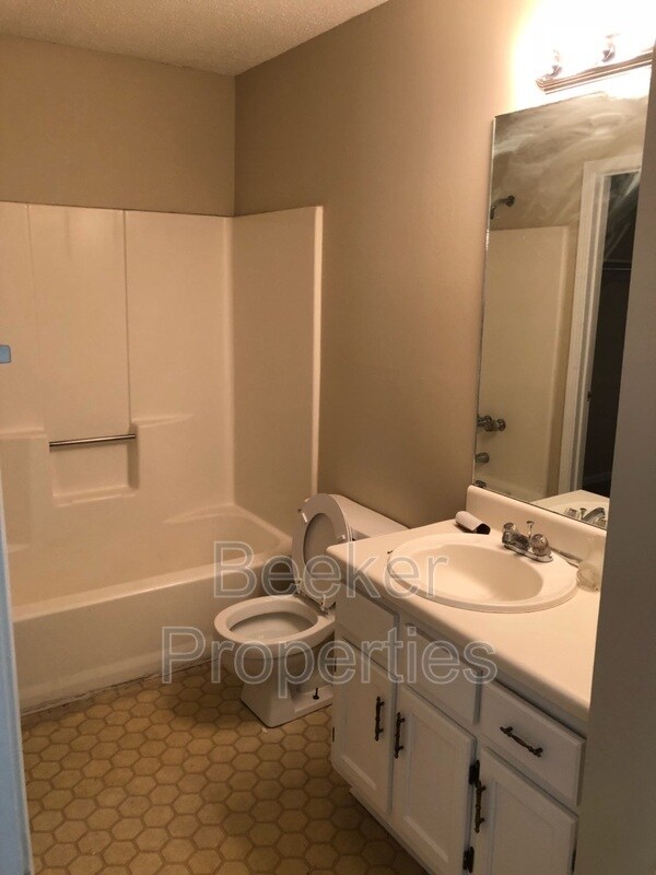 Building Photo - 2231 Forest Lake Dr