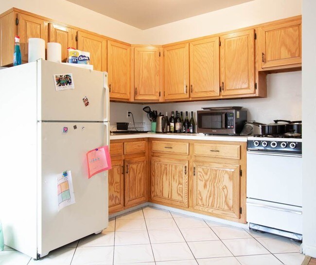 Building Photo - 310 W 95th St