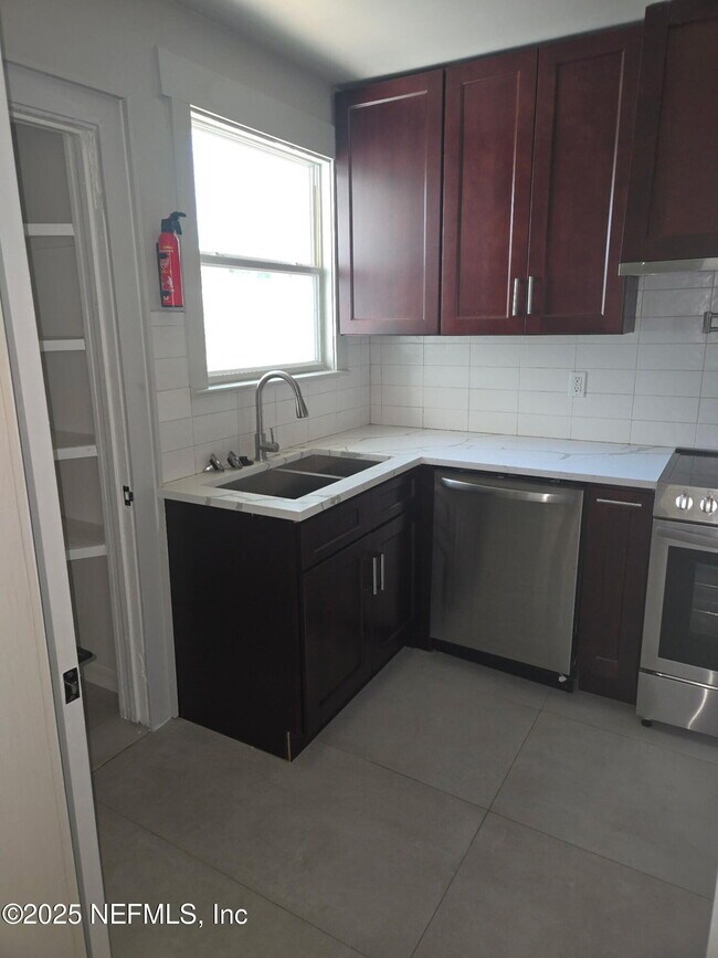 Foto del edificio - 537 W 17th St