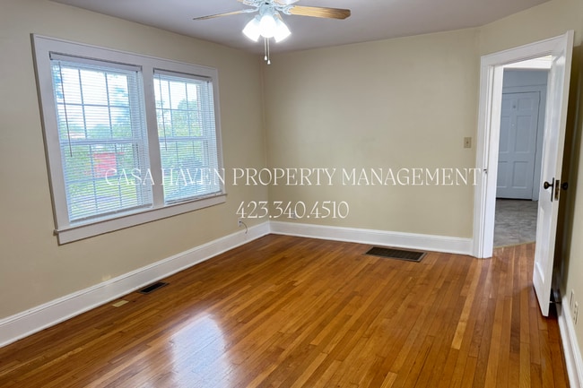Building Photo - Charming 2 Bed 1 Bath in the Tree Streets!