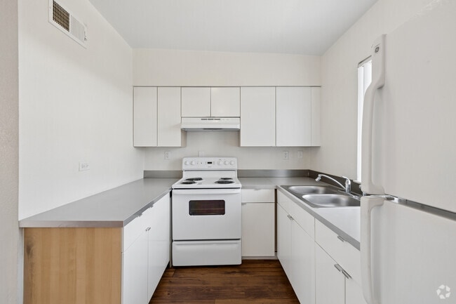 2BR, 2BA - 851SF - Kitchen - Montclair Apartments