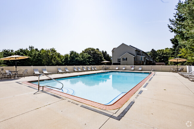 ¡Piscina comunitaria - Windsor Commons Townhomes