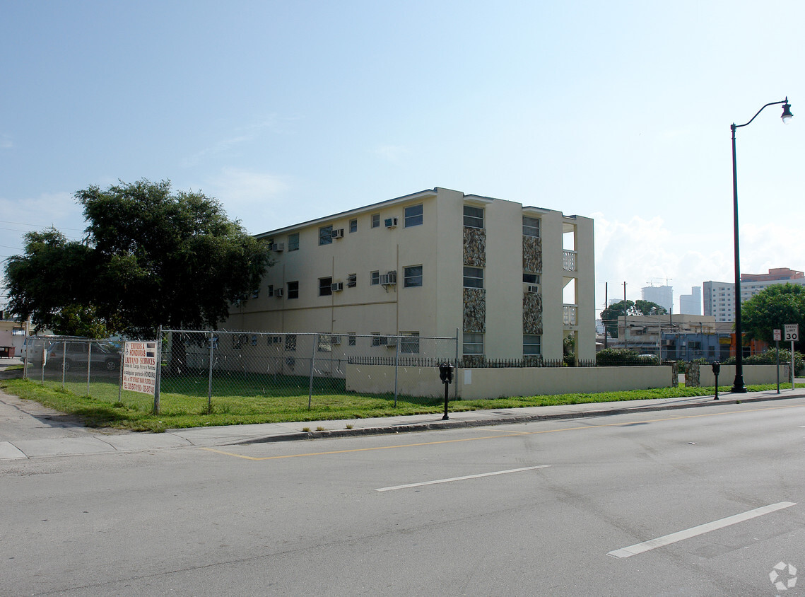 Foto del edificio - 835 SW 1st St
