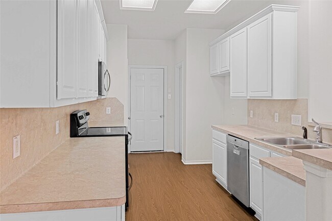 Foto del edificio - 6413 Dawson Creek Dr