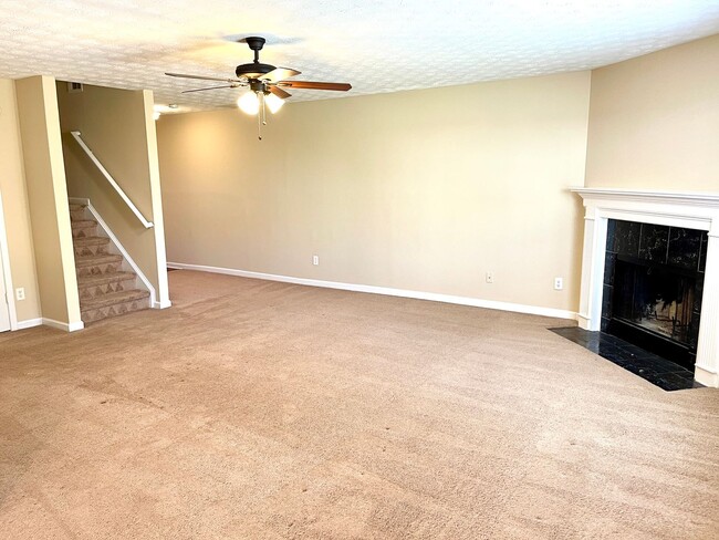 Building Photo - Beautiful with a BALCONY! 3 Bedroom / 2.5 ...