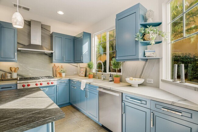 Foto del edificio - Walk to Beach & Cedros Stunning 4BR Home in Prime Solana Beach Location