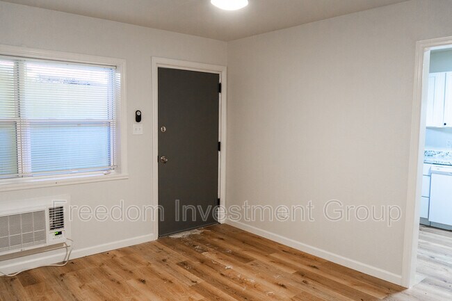 Foto del edificio - 1655 Wales Ave