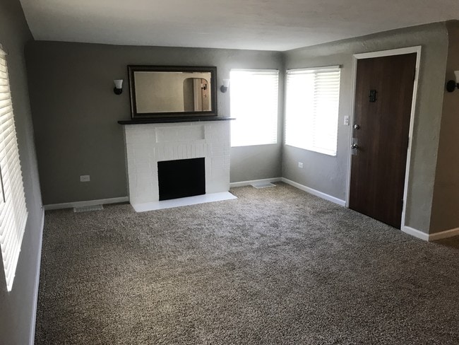 L shape living room 22 X 19 - 2801 S Clarkson St
