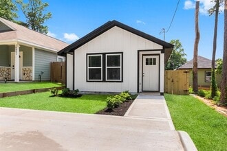 Building Photo - 16955 Balmoral St
