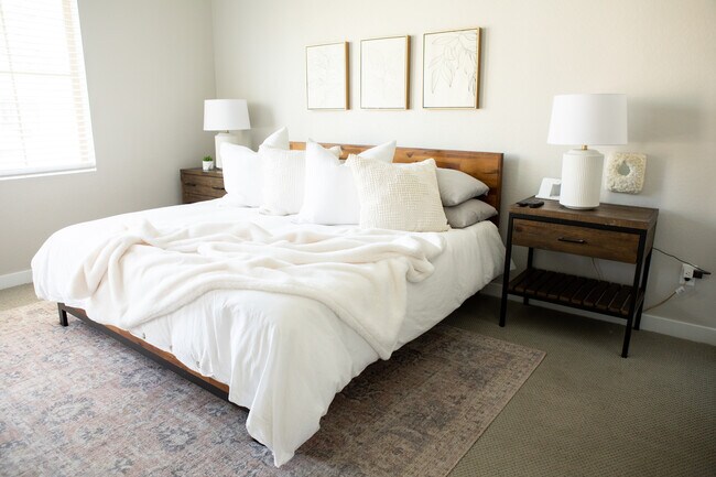 Habitación principal con cama tamaño king - 155 N Lakeview Blvd