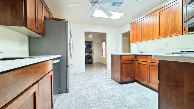Foto del edificio - NW (Oracle and Orange Grove) 2 bedroom, 2 bath townhouse, 2 car garage, solar panels, no carpet!