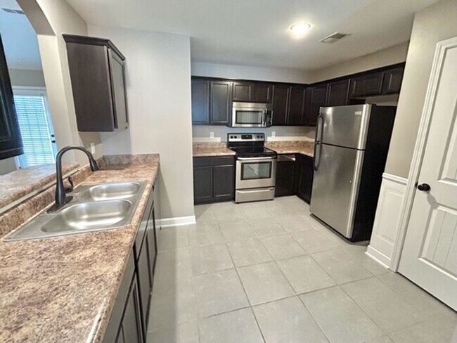 Foto del edificio - Now Leasing a 4 bedroom 2 bath home in Maywood