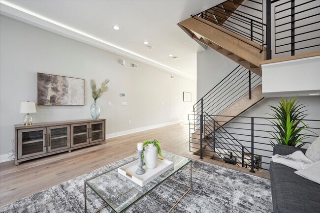 Foto del edificio - Stunning 4BR/4BA Townhome w/ Two Car Parking!