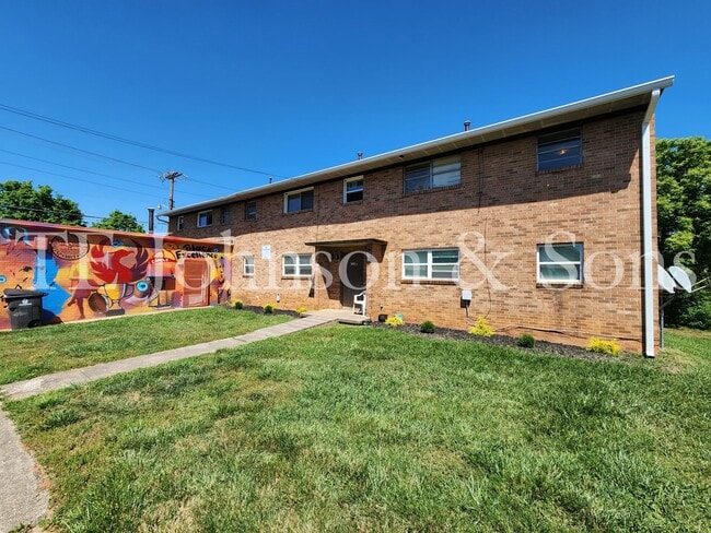 Updated Unit with Granite Counters & Off-Street Parking in Winston-Salem - Updated Unit with Granite Counters & Off-Street Parking in Winston-Salem Apartment