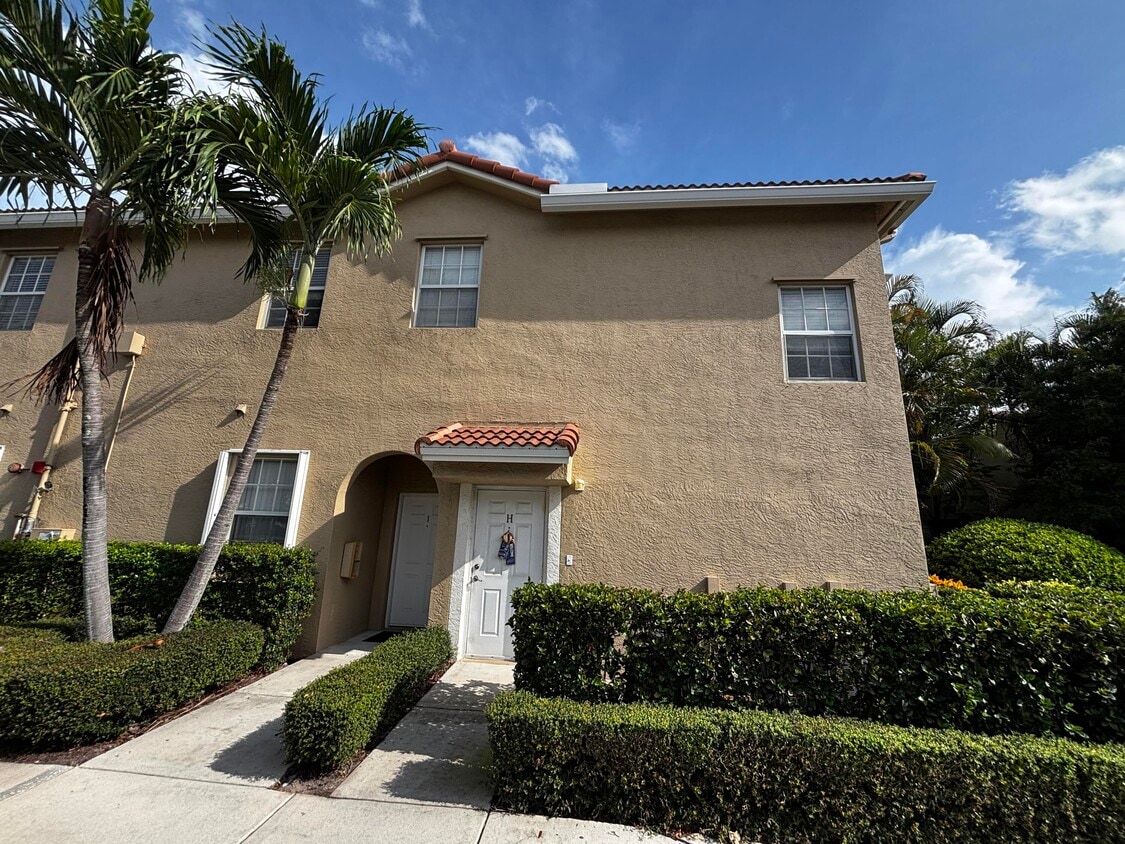 Primary Photo - 105 Lighthouse Cir