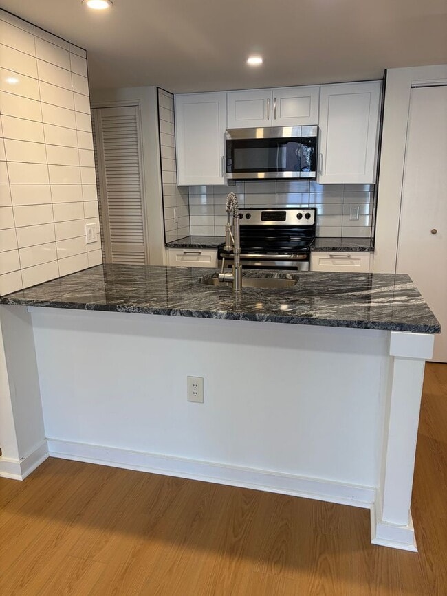 Photo - Welcome to Urban Elegance in the Heart of ... Apartment