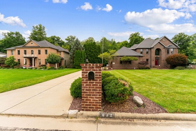 Building Photo - 652 Saddlebrook Dr