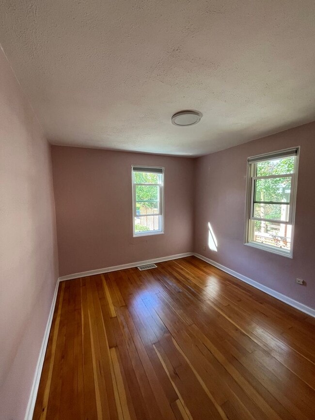 Building Photo - 934 8th St