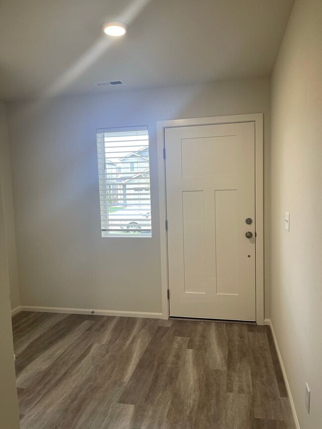 Building Photo - 4 bedrooms + BONUS ROOM And 2.5 baths Tumw...