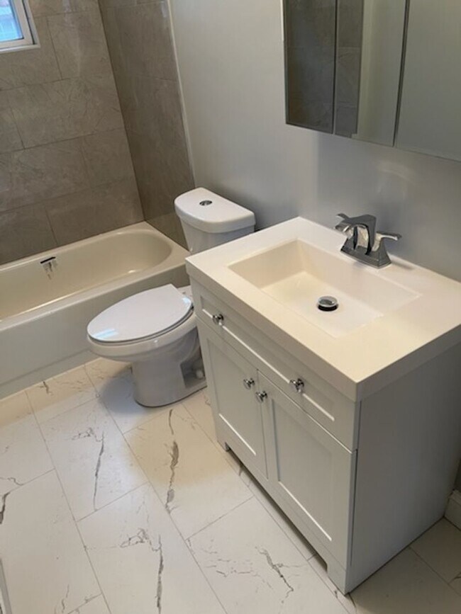 Building Photo - Large 3 bedroom in Old City!