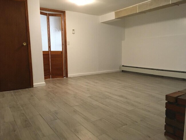 Foto del edificio - 427 E 3rd St