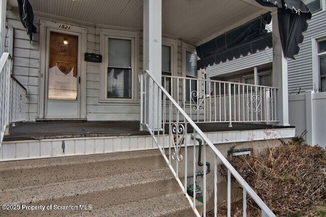 Building Photo - 1521 Pine St