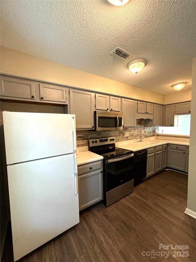 Foto del edificio - 705 Heritage Pkwy