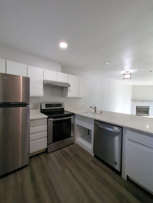 Building Photo - 2711 W Maplewood Ave