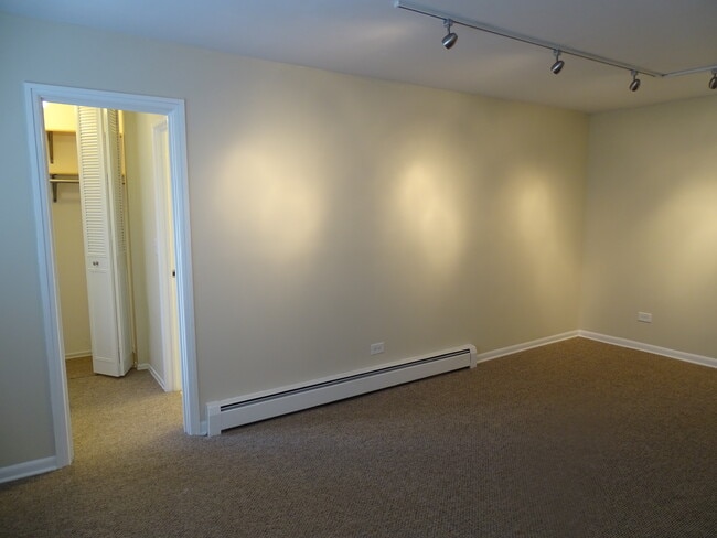 Building Photo - 426 W Barry Ave