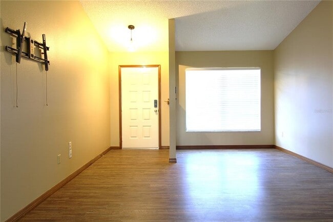 Building Photo - 1048 Aaron Dr