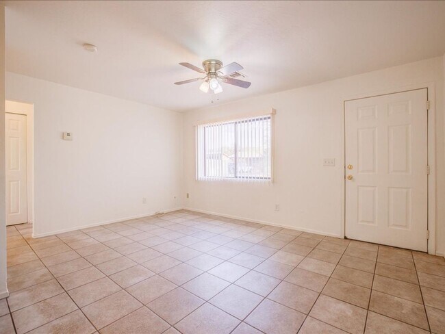 Foto del edificio - 2702 N Dodge Blvd