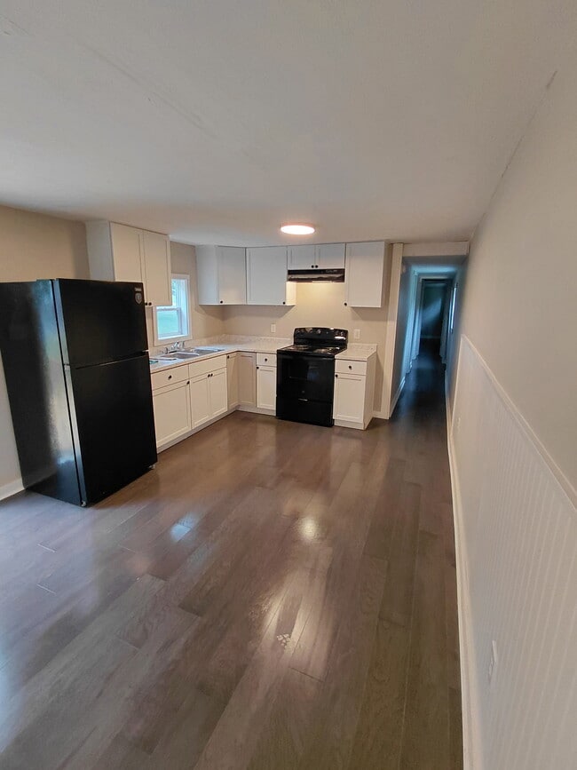 Building Photo - 223 Stinson Dr