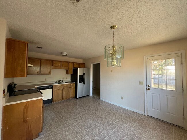 Building Photo - Home For Rent