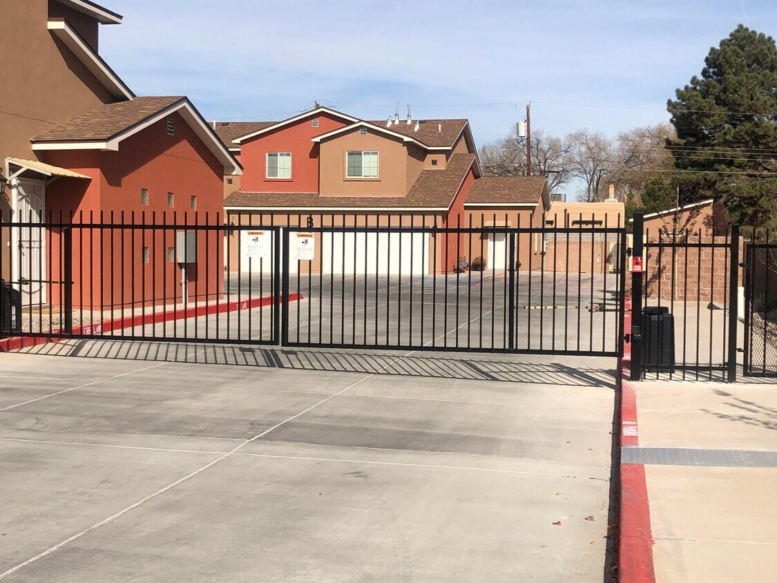 Foto principal - 321 Sandia Rd NW
