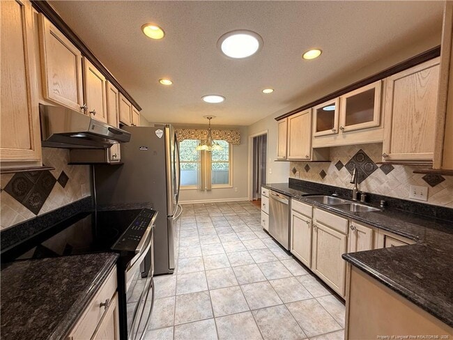 Building Photo - 995 Greenbriar Dr