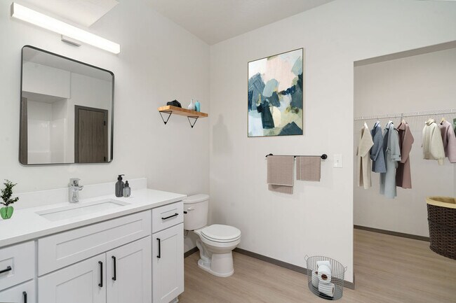 Building Photo - The Vistas Apartments at Beacon Hill