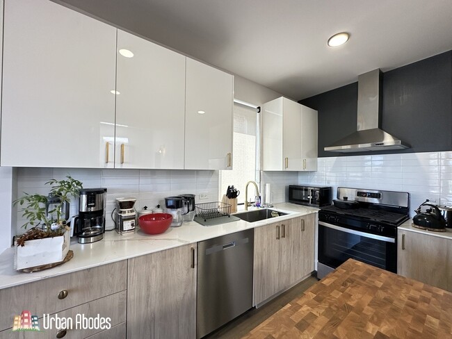 Building Photo - 908 N California Ave