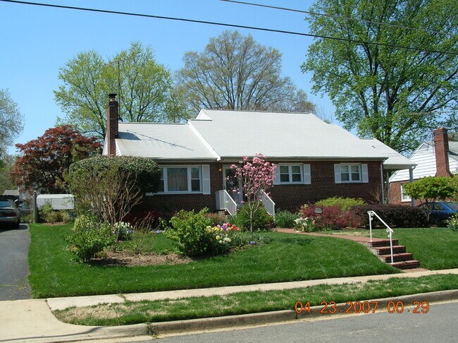 5906 Grayson St Unit B, Springfield, VA 22150 Apartment