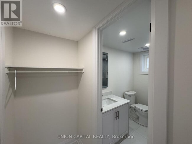Building Photo - 5 Whistling Hills Dr