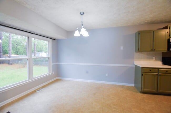 Building Photo - 3 Bedroom 2 Bathroom Home- Pets Considered